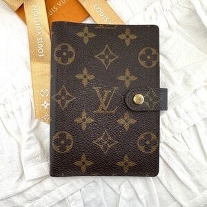 AUTHENTIC Louis Vuitton PM Epi leather small ring agenda cover.